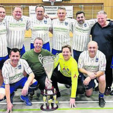 Das schwerste Team gewinnt - «Die dickste Mannschaft», wie Omar Iannone sagt, gewinnt das Legendenturnier. Der FC Othmarsingen: Hinten, von links, Sreten Tasic, Reto Stirnemann, Daniel Pfyl, Guerino Luongo, Omar Iannone, Beat Dünki, Donato Zaccagnino. Vorne: Adrian Häusler, Adrian Büchler (FC Wohlen), Mathias Küng, Ivano Racis. Es fehlen: Marc Arnold, Arne Stil.