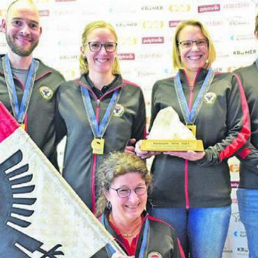 Bereuters mit Topleistungen - Das Team der SG Aarau mit dem Standardgewehr 300 m: (von links) Rafael und Bettina Bereuter, Michèle Maurer, Andrea Rossi und Marianne Müller. Es fehlt Thomas Läuppi. Bild: zg
