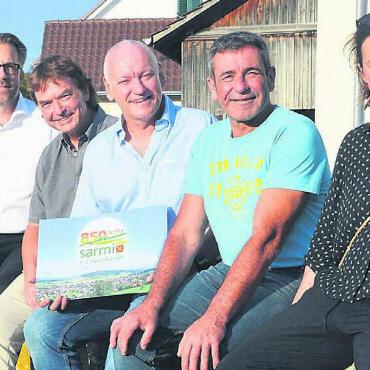 Dorf richtet im grossen Stil an - Sie setzen sich ein, damit das Dorf ein tolles Fest feiern kann (von links): Christoph Strahm, Balz Saxer, Ammann Meinrad «Mäni» Baur, Daniel Köchli und Esther Sorg. Es fehlen Nadine Baur, Mathias Gyger und Tobias Kaufmann. Bild: Archiv