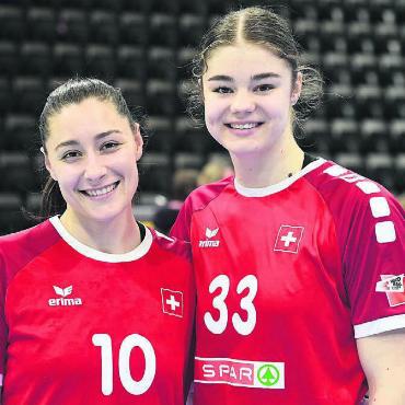 Angepeitscht von den Fans - Die zwei Freiämterinnen bei der Nati: Daphne Gautschi (links) und Nora Snedkerud.