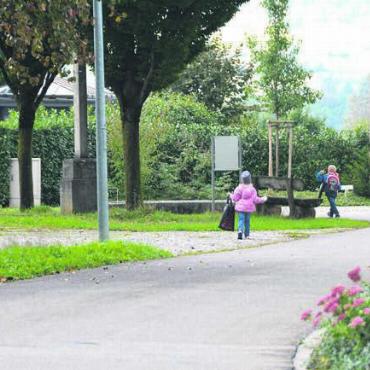 Sicherheit aus zwei Perspektiven - Beiden Seiten geht es um die Sicherheit aller Verkehrsteilnehmenden, vor allem der Schulkinder. An der «Gmeind» zeigt sich, ob das Initiativkomitee oder der Gemeinderat mehr überzeugen kann. Bild: Archiv