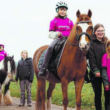 Strahlende Kinderaugen - Obwohl das Wetter nicht immer mitspielte, genossen die Teilnehmerinnen die Vielfalt des Reitcamps und die Nähe zu den Pferden. Bild: zg
