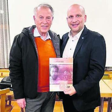 Der emotionale Cerundolo - Toni Cerundolo (rechts) und Circolo-Acli-Präsident Franco Narducci. Bild: zg