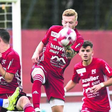 Die Fussstapfen von Marco Haller - Jan Burkard im Hinspiel gegen Wohlen. Er ist einer der Muri-Spieler, die auch schon beim Lokalrivalen im Kader standen. Bild: Archiv/awa