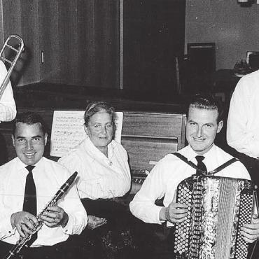 Das musikalische Erbe bewahrt - Die Ländlerkapelle Zellweger-Schenk ganz zum Anfang seiner Karriere, vordere Reihe (v. l.): Jakob Zellweger (Vater von Bruno Zellweger), Bruno Zellweger, Fritz Schenk junior (Cousin von Bruno Zellweger); hintere Reihe (v. l.): Urs Wildi, Berta Schenk-Zellweger (Schwester von Jakob Zellweger, Mutter von Fritz Schenk junior), Hans Zellweger (Bruder von Jakob Zellweger).