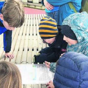 Es gibt viel zu entdecken - Beim «Gschichtewäg im Park» sind vor allem die Kinder mit fast allen Sinnen dabei: zuhören, suchen, entdecken.