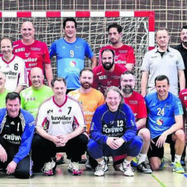 Alles tut weh, jeder hat gewonnen - Alle Handball-Dinosaurier auf einem Haufen: Die Legenden (in Weiss) siegten vor Muri (in Rot) und Wohlen (in Blau). Bilder: Alexander Wagner