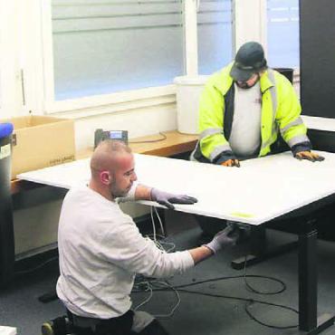Eine Herzensangelegenheit - Anpacken im Gemeindehaus: Auch dieser Tisch muss an den neuen Standort.