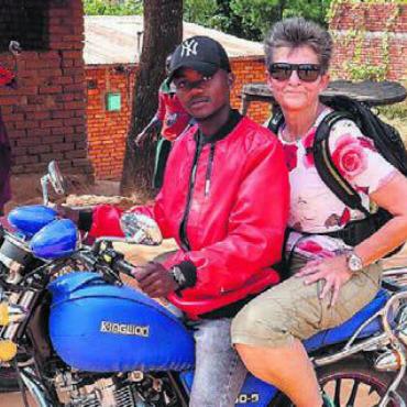 «Das kann ich nur falsch beantworten» - Claudia Hoffmann auf einem Moped in Malawi. Bild: zg