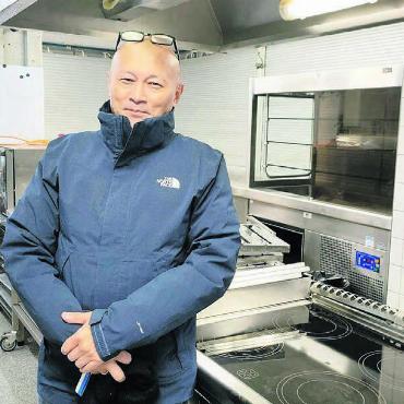 «Wusste immer – ich komme wieder» - Die Küche kennt er bereits: Tenzin Baljor wirtet ab dem Mai wieder in der Isenlauf-Badi. Bild: Marco Huwyler