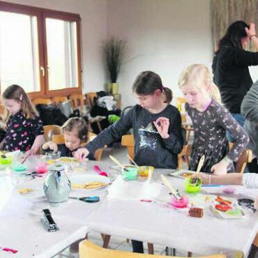 Eier, wohin das Auge schaut - Die Guetzli werden mit viel Hingabe verziert. Bilder: mo