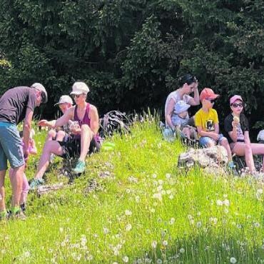 In der Romandie - Familienidylle beim Rasten auf einer Wanderung. Bild: zg