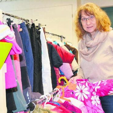 «Secondhand ist nichts Verstaubtes» - Kaum gekauft, passen die Kleider den Kindern nicht mehr. Deshalb landen viele Kinderkleider ungebraucht oder kaum verwendet im Abfall oder in der Altkleidersammlung. «Das muss nicht sein», findet Doris Muff vom Kinder-Kram-Secondhand-Laden in Mühlau. Hier findet man eine grosse Auswahl an Artikeln rund ums Kind aus zweiter Hand. Bild: Sabrina Salm