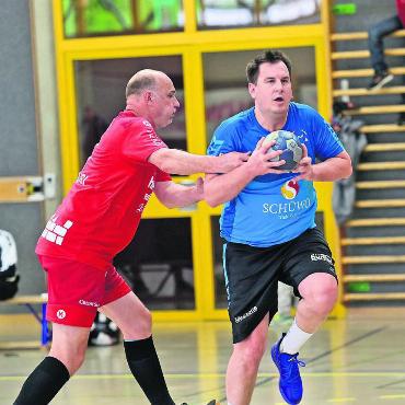Von der Pfalz in die Hofmatten - Ingmar Steiger (rechts) hat sich bei Handball Wohlen schon bestens eingelebt. Der 44-Jährige spielte für die zweite Mannschaft und kam (Bild) auch am Saurierturnier am vergangenen Wochenende in Muri für die Wohler zum Einsatz. Bild: awa