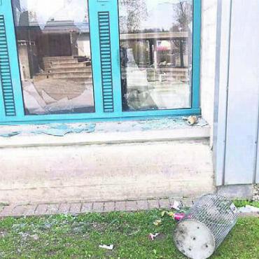 Was unternimmt die Gemeinde? - In den vergangenen Tagen kam es zu weiteren Sachbeschädigungen rund um die Schulanlagen. Bild: zg