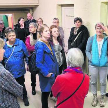 Immer wieder Thema für Streit - Daniel Güntert (rechts) erklärt den Teilnehmern die Geschichte zum Bunker unter der Turnhalle Halde. Viele waren erstmals in diesen Räumen. Bild: chh