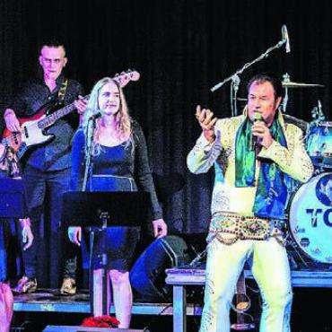 Als würde Elvis noch leben - «The Groth Band» zusammen mit «RenElvis» sorgen im Chillout für Stimmung. Bild: zg