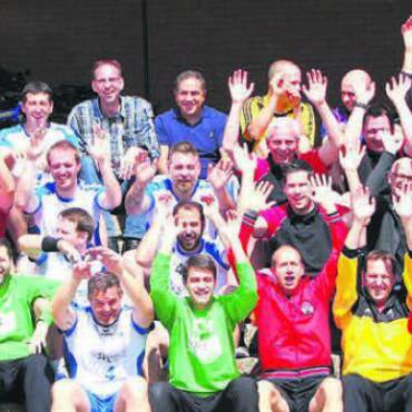 Die Saurier sind wieder los - Das letzte Dinosaurierturnier im Mai 2017 in Wohlen. Alle früheren Handballer, Schiedsrichter und Sympathisanten auf einem Bild. Damals war es ein gelungener Tag für alle Beteiligten, inklusive Party in der «Bleichi». Bild: zg