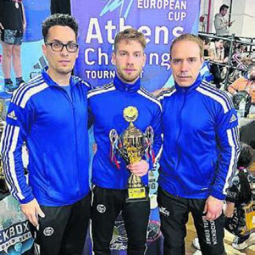 Selbstvertrauen geholt - Roy Cipriano (Mitte) mit seinem Pokal neben Danylo Mancari (links) und Vater Rocco Cipriano. Bild: zg