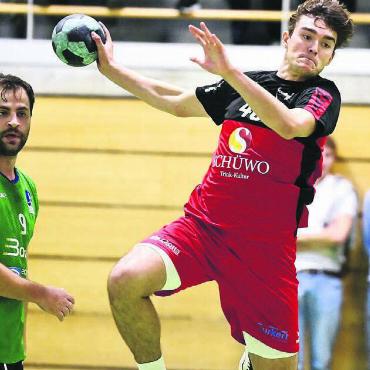 129 Kilometer zum Training - Simon Eser (rechts) nimmt viel auf sich, damit er bei Handball Wohlen spielen kann. Bild: Archiv/awa