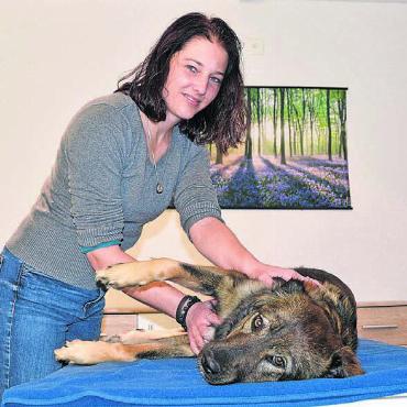 Zum Wohl der tierischen Freunde - Simi Hora, hier mit ihrer Hündin Gloria, möchte Tierbesitzern und ihren Vierbeinern mit ihrem Therapieangebot helfen. Denn das Wohl der tierischen Familienmitglieder liegt ihr am Herzen. Bild: sab