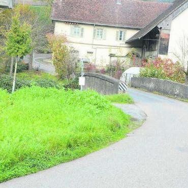 Zukunft der Brücke weiter offen - Der Gemeinderat möchte die bestehende Brücke in der Tieffurt ersetzen und den neuen Übergang nur noch für Velofahrer und Fussgänger freigeben. Dagegen gibt es grossen Widerstand im Dorf. Bild: Archiv