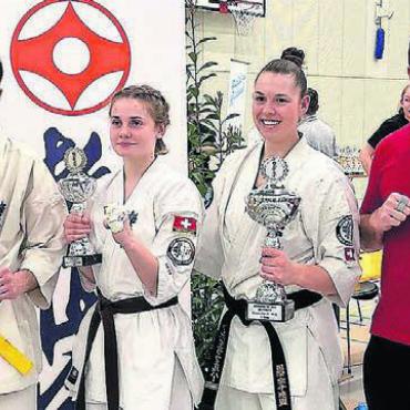 Zweimal Gold und einmal Silber - Die Mitglieder des Karate Clubs Anglikon an der Schweizer Meisterschaft (von links): David Wyss, Simena Moos, Angela Felber und Coach Roland Müller. Bild: zg