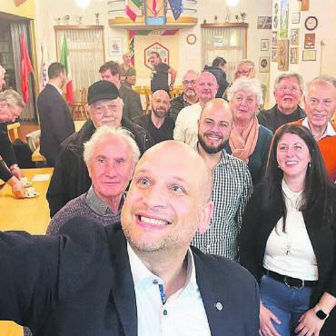 Der emotionale Cerundolo - Toni Cerundolo macht ein Selfie mit einem Teil der Menschen, die an diesem Abend im Circolo Acli dabei waren. Bild: Stefan Sprenger