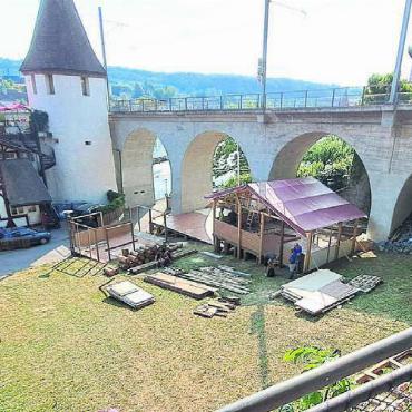 Ein kleines Dorf mitten im Städtli - Auf der Wiese vis-à-vis vom Restaurant Bijou werden die Gebäude des Bullinger-Dörfli errichtet. Bild: zg