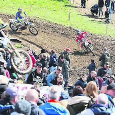 Fast versöhnlich - 4500 Menschen sahen am Sonntag Spektakel auf der Rennpiste. Bild: spr