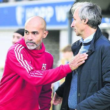 Wessen Serie reisst? - Lassen sich nicht ablenken: FC-Wohlen-Trainer Ryszard Komornicki (rechts) und Muri-Trainer Piu, der ihn in der kommenden Saison beim FCW beerben wird. Bild: Archiv/awa