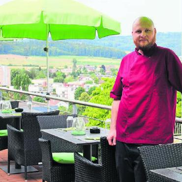 Erweiterung mit Aussicht - Kevin Kaltenegger auf der Dachterrasse mit «froher Aussicht». Bild: mo