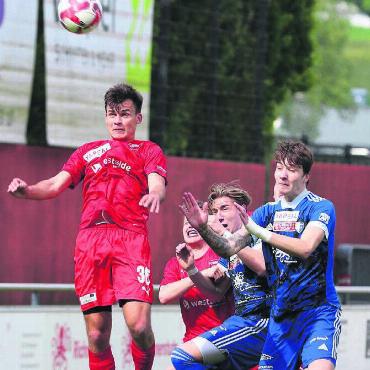 Aus Spass wurde Frust - Augen zu und durch: Justin Pfister und Anatoliy Kozlenki (in Blau) vom FC Wohlen kommen gegen Köniz-Doppeltorschütze Fabio Rinaldo zu spät. Bild: Stefan Sprenger