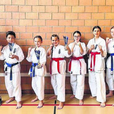 Anglikon holt 3 Podestplätze - Der Karate Club Anglikon am Kolibricup: (von links) Peter Hubschmid (Coach), Halil Öner, Alesa Bunjaku, Almira Bajrami, Albiona Bajrami, Luana Alidemo, Adna Besic und Simone Muntwyler (Coach). Bild: zg