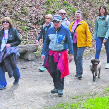 Drei Rundwege eingeweiht - An der Eröffnung nahmen zahlreiche Besucher den mittleren Weg, die «Egelseerunde», unter die Füsse.