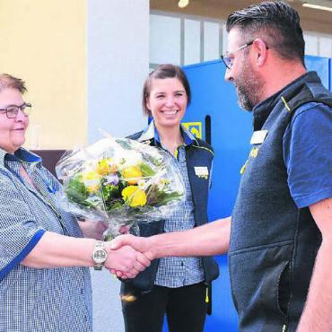 Fokus auf Zukunft gerichtet - Stellvertretend überreicht Kurt Huber, Regionaler Verkaufsleiter der Volg Konsumwaren AG, der Filialleiterin Ursula Wyss ein Geschenk.