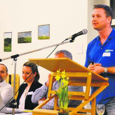 Grösster Applaus in den Himmel - Michi Birrer, Ressortleiter Bau, hielt fest, wie gut die Zusammenarbeit im OK der Gewerbeausstellung war. Bilder: Annemarie Keusch