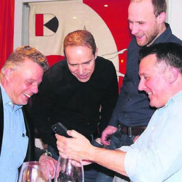 Gemeinsames Training abgemacht - Alexander Wagner (Jury), Rocco Cipriano (Begleitung von Sohn Roy), Martin Nietlispach (Verleger) lachen über ein Video von Philipp Stöckli (Jury).