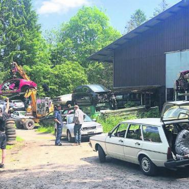 «… und Ruhe bitte!» - Filmdreh am Schrottplatz der Autoverwertung Walter Meier in Tägerig. Für die Bevölkerung war davon nur wenig zu merken – eigentlich nur dann, wenn die Zufahrtswege kurzfristig für den Verkehr gesperrt wurden. Bilder: Britta Müller