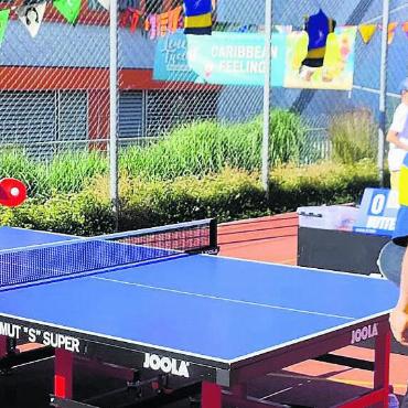 So bunt war das Leuefäscht - Beim Isenlauf-Schulhaus konnte man sich mit Tischtennis-Club-Spielern messen.