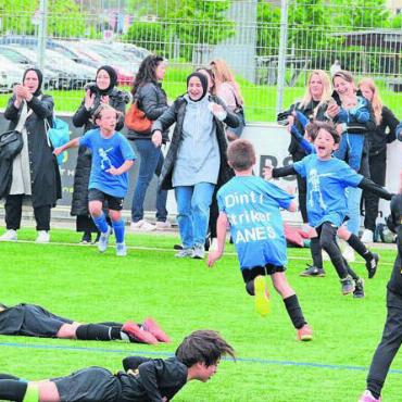 Festtag für den Fussball - So nah liegen Freud und Leid manchmal beieinander: Während die Dinti-Striker ausgelassen den Finaleinzug feiern, sind die Teufelskicker am Boden zerstört. Bilder: Chregi Hansen