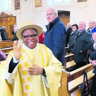 Pater Solomons letzte Weihnachten im Freiamt - Pater Solomon Obasi erhielt zu seinem Abschied einen Freiämter Strohhut geschenkt. Bild: tre