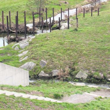 Endlich das Unfallrisiko mindern - Der Übergang beim Büelisacherkanal beim Hochwasserrückhaltebecken in Wohlen soll nun doch baulich verbessert werden. Ein Betonsteg mit Handlauf sowie ein Handlauf bei den Treppen sind vorgesehen. Bild: Monica Rast