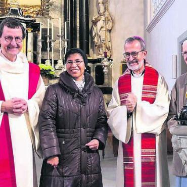 Überraschungsbesuch - Sie genossen die Begegnung, von links: Pfarrer Zimmermann, Schwester Flormita, Erzbischof Múnera und Schwester Angela am Taufstein der heiligen Maria.
