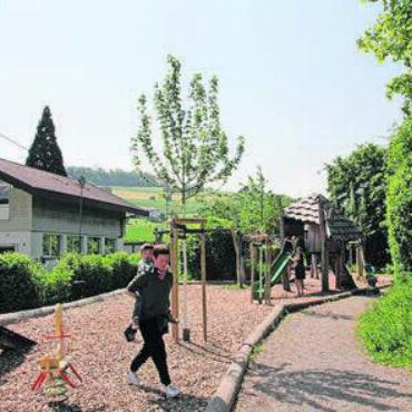 Sonne ist wunderbar – aber … - Auf diesem Spielplatz waren vorher keine Bäume. Nun ist eine kleine Allee entstanden und auch ein Kletterbaum wurde gepflanzt.