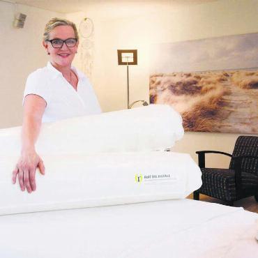 Ganz bei seinem Körper sein - Zum Angebot von Bettina Weishaupt gehört auch die Therapie auf dem Schwingkissen mit Massage-, Dehn- und Rotationstechniken nach Rolf Ott. Bilder: Chregi Hansen / zg