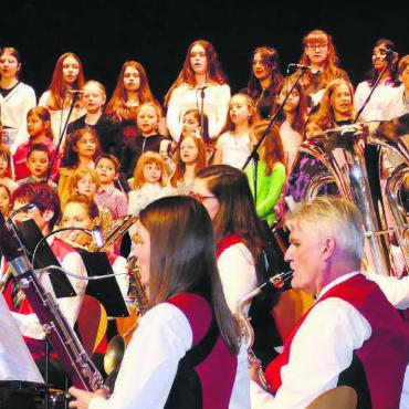 Toller Start in die Märchenwelt - Der Musikverein Wohlen und die Chöre der Musikschule verstanden es, sich hervorragend zu ergänzen. Bilder: tre