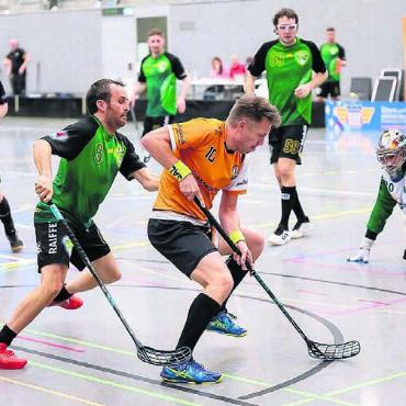 Alles noch möglich - Der Mutscheller Stephan Müller (in Orange) mit viel Zug auf das gegnerische Tor.