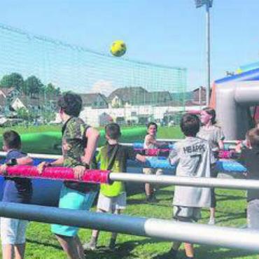 Probiers mal mit Gemütlichkeit - Spass garantiert beim Menschenkicker und auf dem Trampolin.