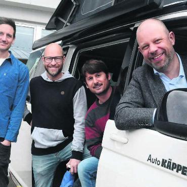 Mitmachen bei Premiere - Die drei Organisatoren Marc Zimmermann, Dennis Andermatt und Lukas Küchler (von links) vom OK der Superlative mit Hauptsponsor Olivier Parvex im VW-Camper, den die Gewinner ein Wochenende lang nutzen dürfen. Bild: Chregi Hansen